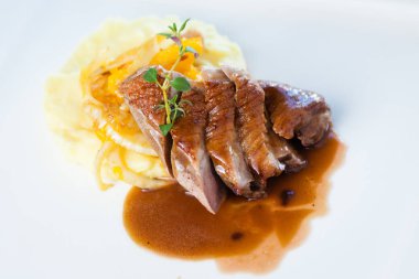 Kızarmış ördek patates püresi ile