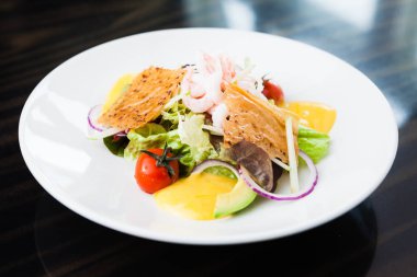 Karides salata sosu ile