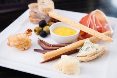 Jambon ile tapas tabağı