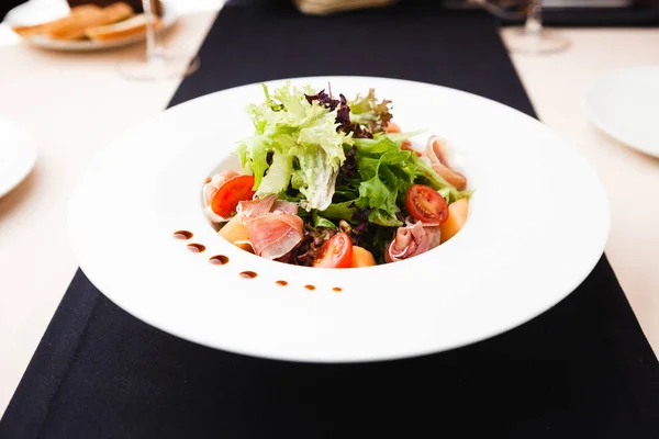 Green salad with ham — Stock Photo, Image