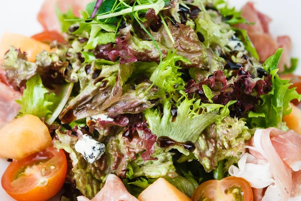 Salada verde com presunto — Fotografia de Stock