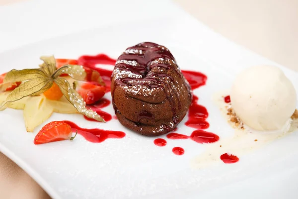 Chocolade fondant met ijs — Stockfoto