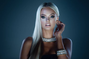 Takı üzerinde koyu mavi