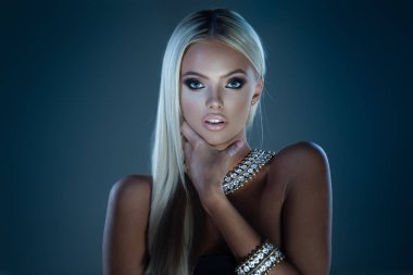 Takı üzerinde koyu mavi