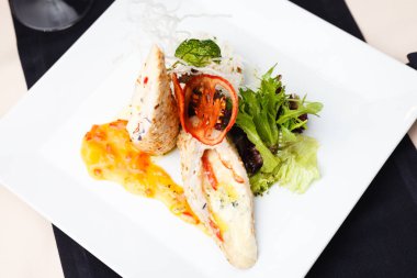 Doldurulmuş tavuk filetosu.