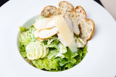 Klasik sezar salatası.