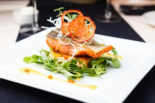 Gebackener Lachs in Krabbensoße — Stockfoto