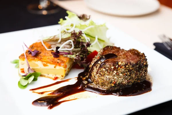 Filete de ternera con ralladura de patata — Foto de Stock