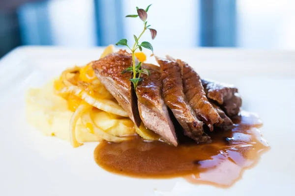 Canard rôti avec purée de pommes de terre — Photo