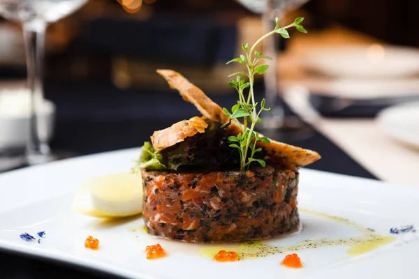Lax tartar med röd kaviar — Stockfoto