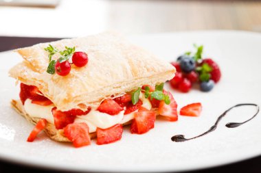 Şeftali ile tatlı meyveli turta