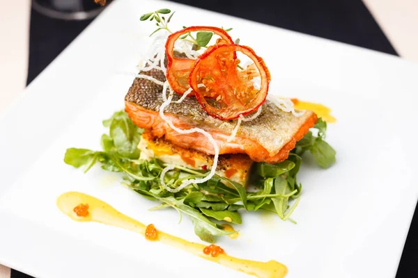 Salmone al forno in salsa di granchio — Foto Stock