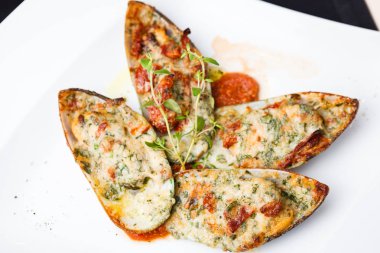 Kahvaltilari ile pişmiş midye