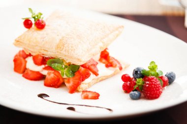 Şeftali ile tatlı meyveli turta