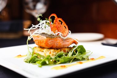 Yengeç yağda pişmiş somon