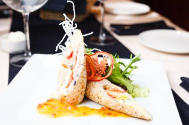 Doldurulmuş tavuk filetosu.