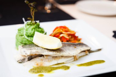 Dorada otlar soslu