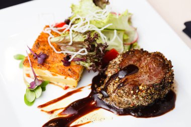 Patates graten ile sığır filetosu