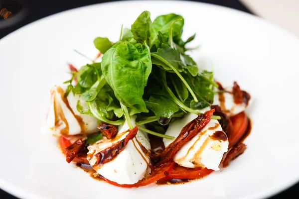 Caprese salad with ruccola — Stock Photo, Image