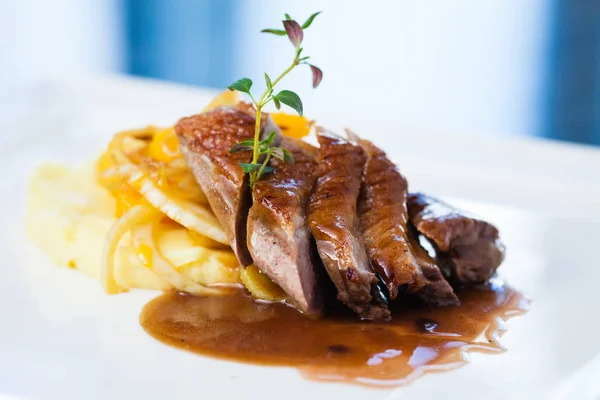 Pato asado con puré de papas — Foto de Stock