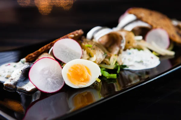 Спрат-салат с яйцами — стоковое фото