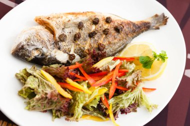 Izgara yaldızlı kafalı çipura balık