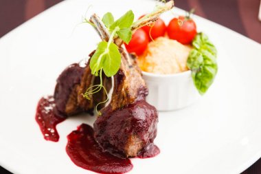 Kızılcık soslu ızgara kuzu