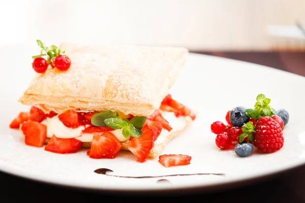 Strudel dulce con melocotón — Foto de Stock