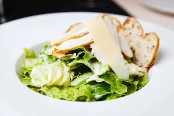 Классический салат Цезарь — стоковое фото