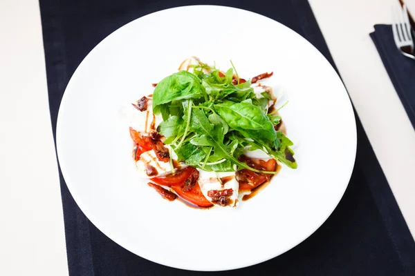 Capresesallad med ruccola — Stockfoto