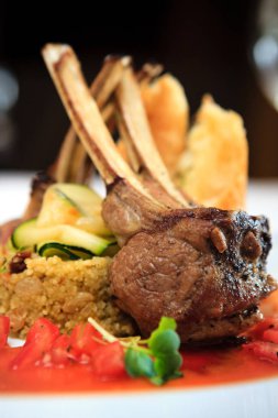 Kuskus ile ızgara kuzu