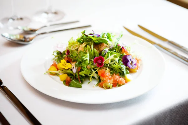 Salade verte sur une assiette blanche — Photo