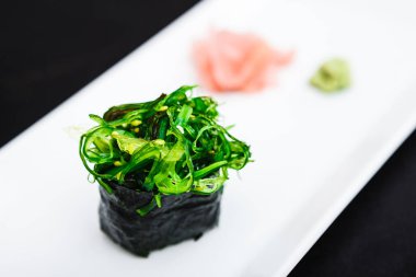 suşi ile deniz yosunu