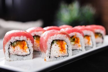 Ton balığı ve yumuşak Yengeç rulo