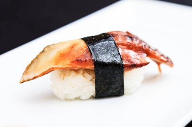 Bir tabakta yılan balığı suşi