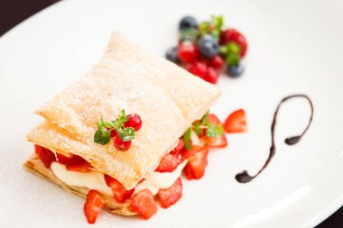 Şeftali ile tatlı meyveli turta