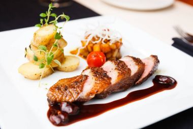 armut ile kızarmış ördek