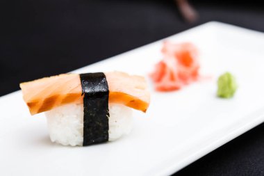 Füme somon suşi bir tabakta