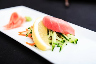 Bir tabakta ton balıklı sashimi