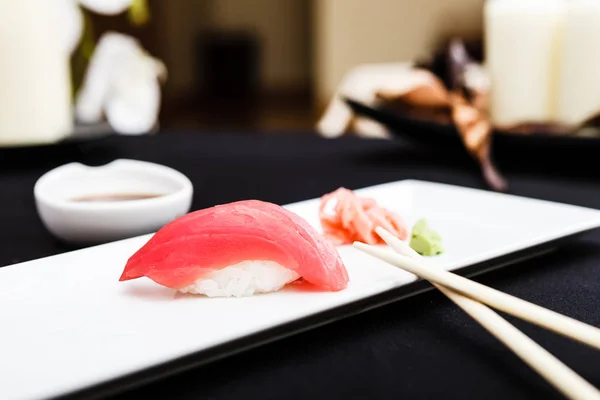 Κόκκινου τόνου σούσι σερβίρεται σε ένα πιάτο — Φωτογραφία Αρχείου