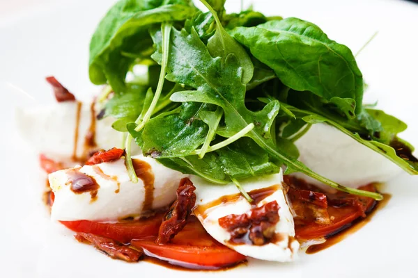 Caprese-Salat mit Ruccola — Stockfoto