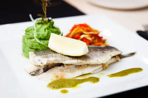 Dorada in Kräutersoße — Stockfoto