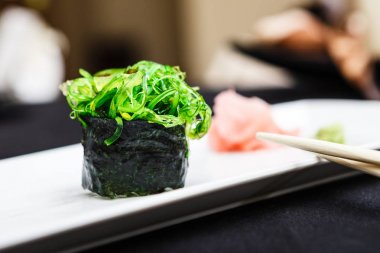 suşi ile deniz yosunu