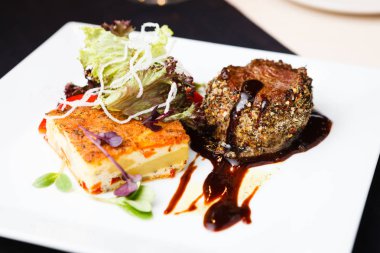 Patates graten ile sığır filetosu