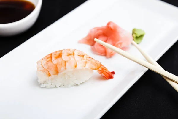 Garnalen sushi geserveerd op een bord — Stockfoto
