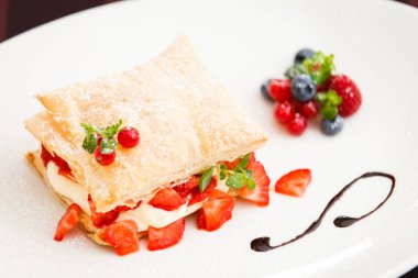 Şeftali ile tatlı meyveli turta