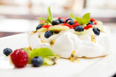 ev yapımı Pavlova kek