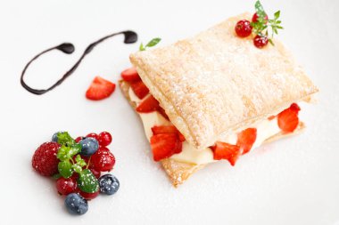 Şeftali ile tatlı meyveli turta