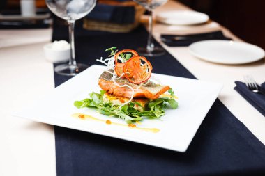 Yengeç yağda pişmiş somon