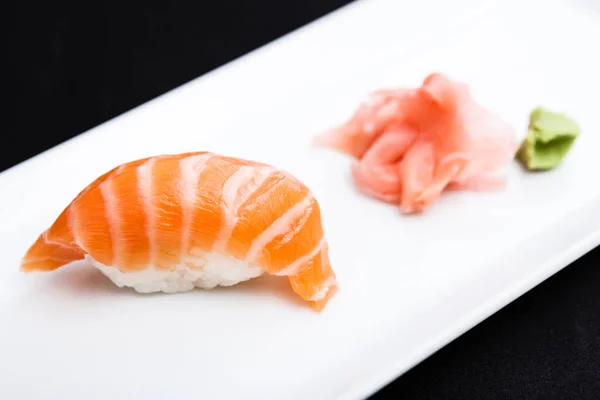 Sushis au saumon servis dans une assiette — Photo